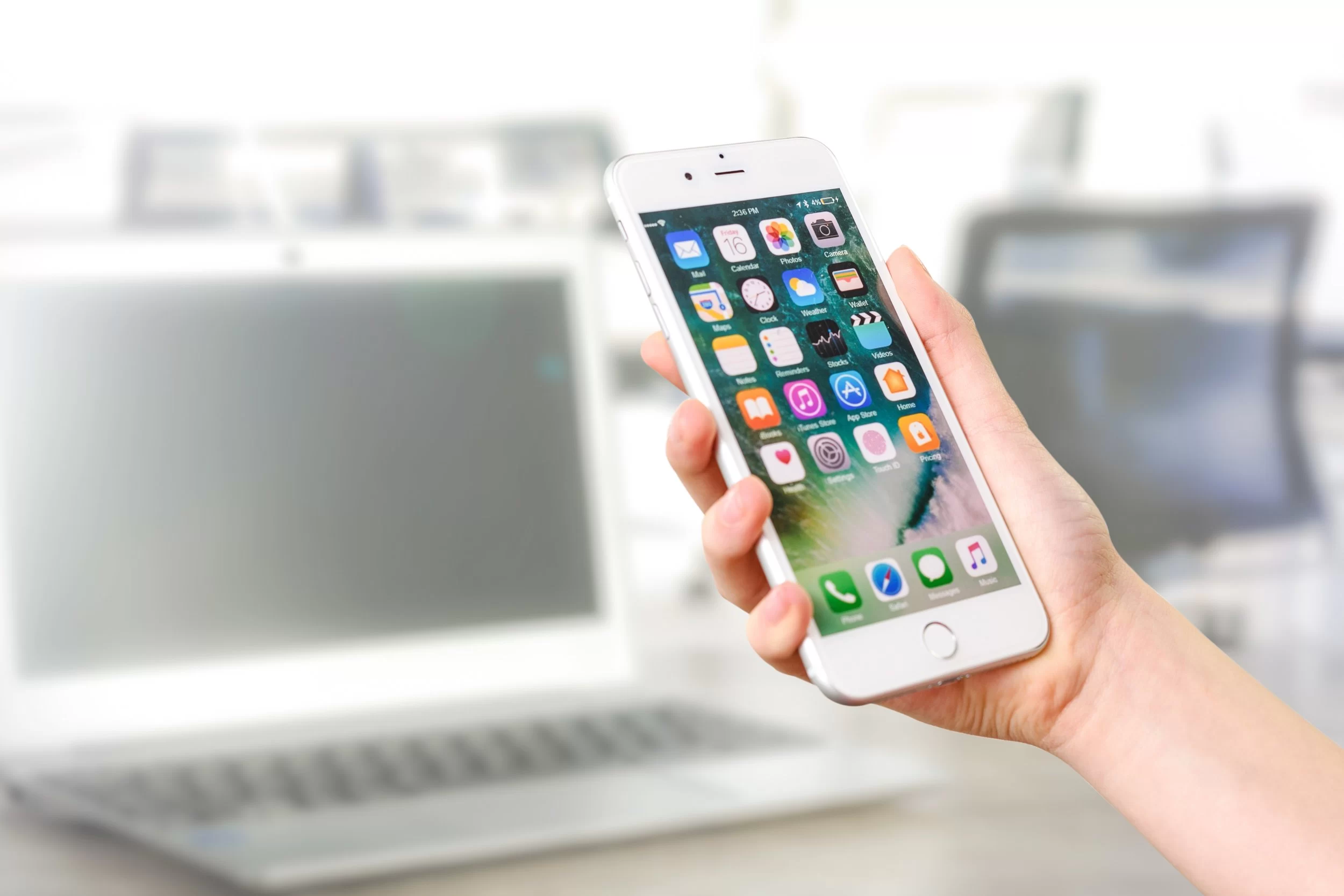 Closeup+photo+of+a+woman+holding+a+white+iPhone+in+her+right+hand